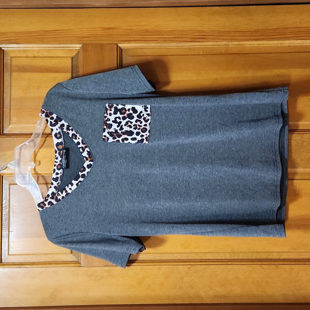 Floral Blooming Women's Size Small Short Sleeve Gray/Leopard Top/Shirt, EUC